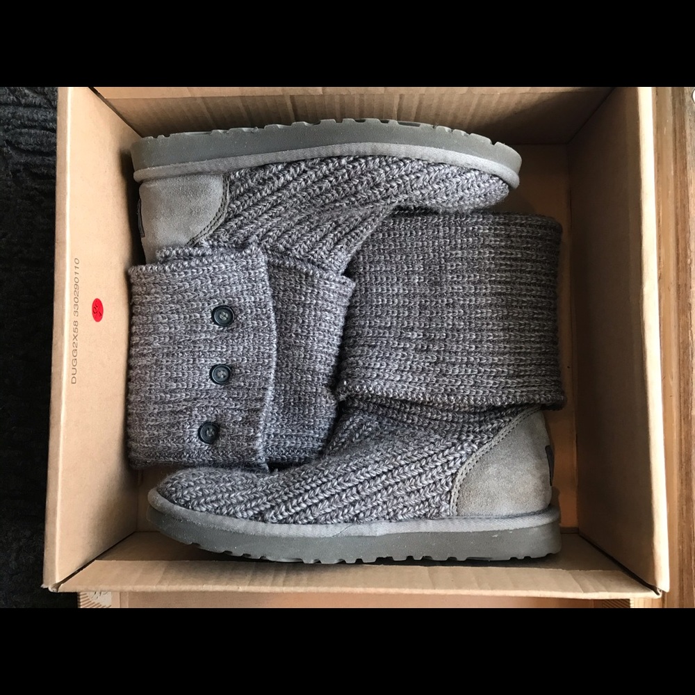 Women’s classic cardy grey knit uggs.